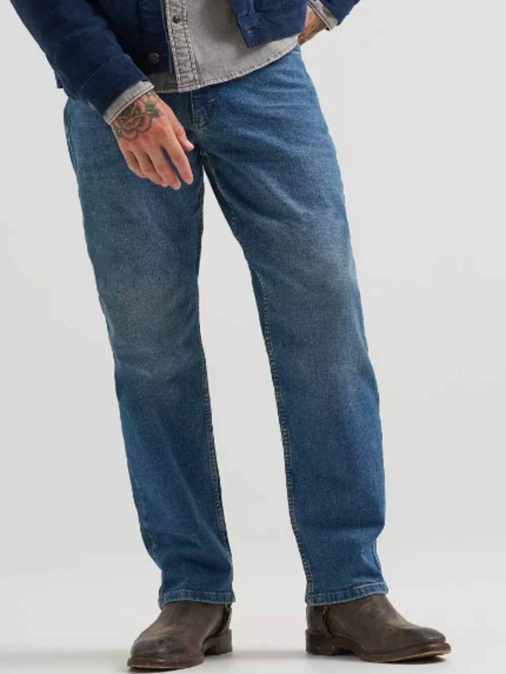 NEW Wrangler Classic Men's Relaxed Fit Blue Denim Jeans Size 42 x 30 Medium Wash